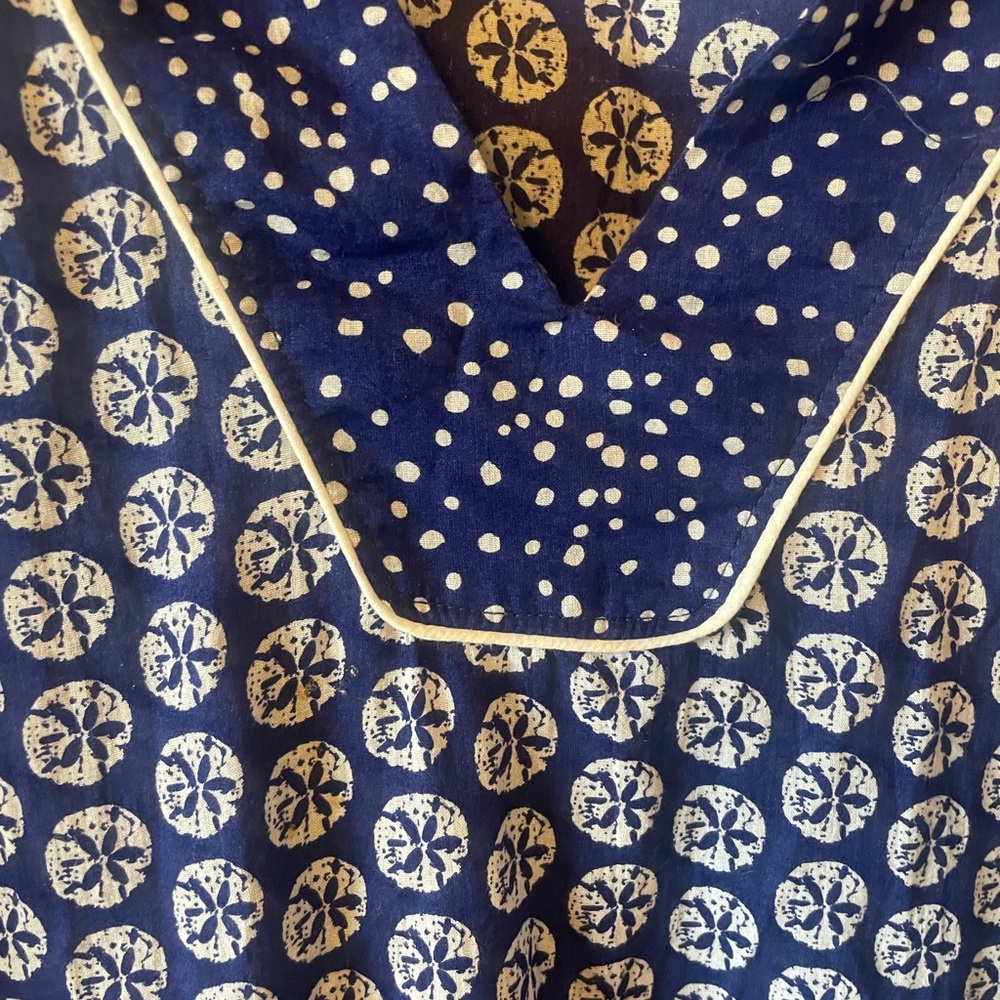 La Blanca Sand Dollar Navy and White top EUC